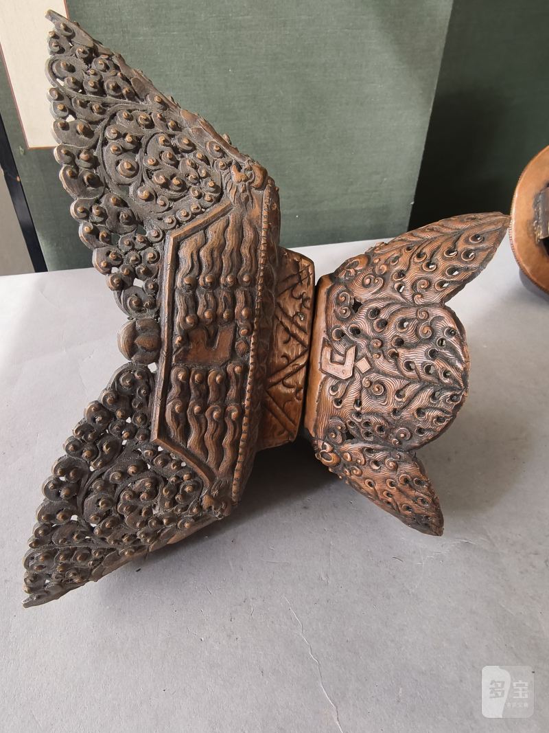 A COPPER EMBOSSED KAPALA WITH COVER ON STAND - 图11